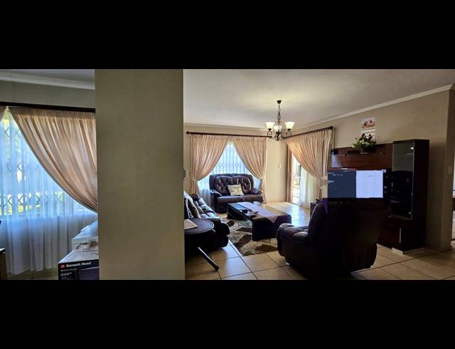 4 BEDROOM HOUSE FOR SALE IN ROOIHUISKRAAL NORTH